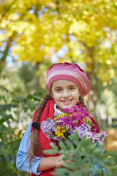 Hermosa chica feliz en el parque de otoño — Foto de Stock