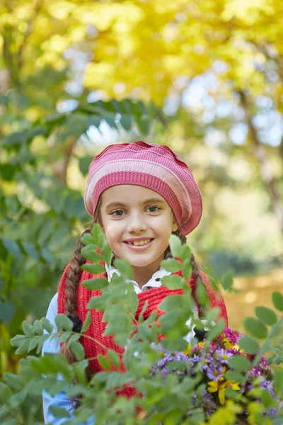 Hermosa chica feliz en el parque de otoño — Foto de Stock