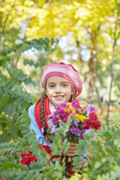 Hermosa chica feliz en el parque de otoño — Foto de Stock