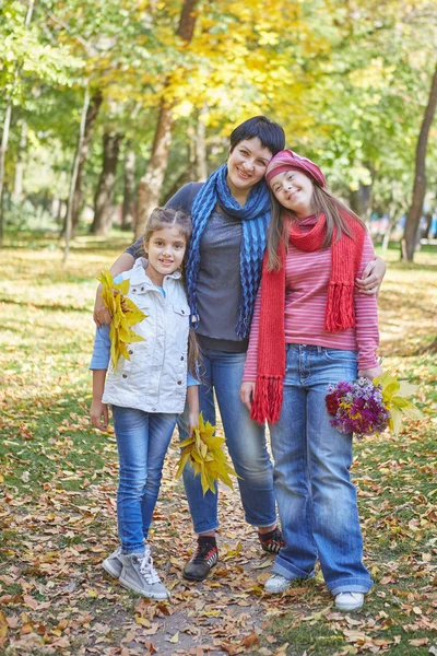 Glückliche Familie. liebevolle Mutter und zwei Töchter lizenzfreie Stockfotos