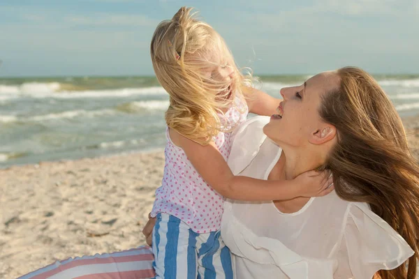 Anne ve kızı plajda eğlenmek