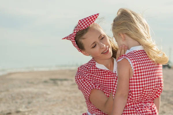 Anne ve kızı plajda eğlenmek