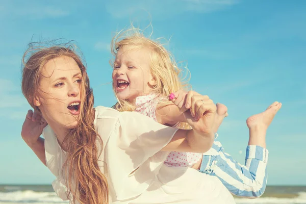 Mother and her daughter  having fun on the beach — Stock Photo, Image