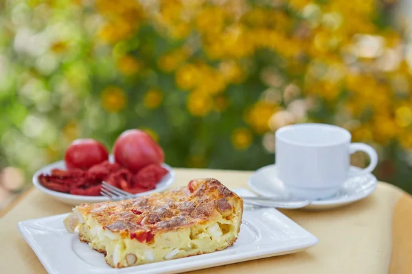 Braadpan, tomaten, koffie op een kleine tafel in de tuin — Stockfoto