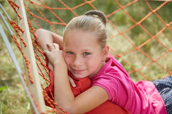 Mała Dziewczynka Leży Wiklinowym Hamaku Ogrodzie Letni Słoneczny Dzień — Zdjęcie stockowe