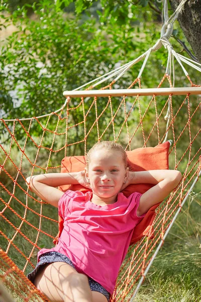 Little Girl Lies Wicker Hammock Garden Summer Sunny Day — Stock Photo, Image