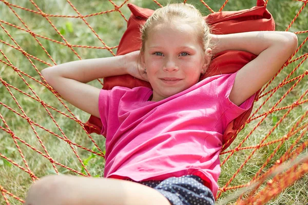 Menina Encontra Uma Rede Vime Jardim Dia Ensolarado Verão — Fotografia de Stock