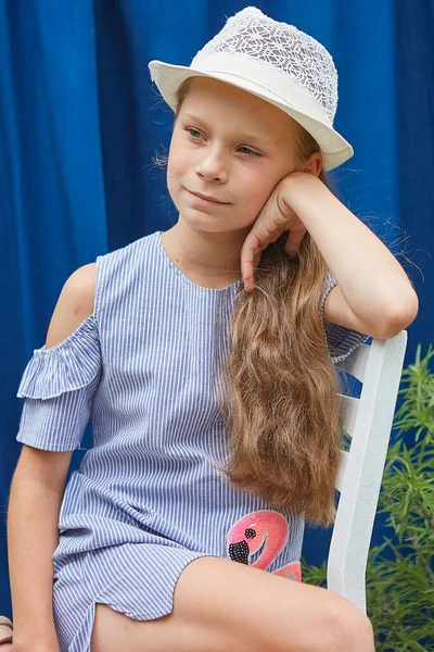 Şapkalı Küçük Kız Mavi Arka Planda Dışarıda — Stok fotoğraf