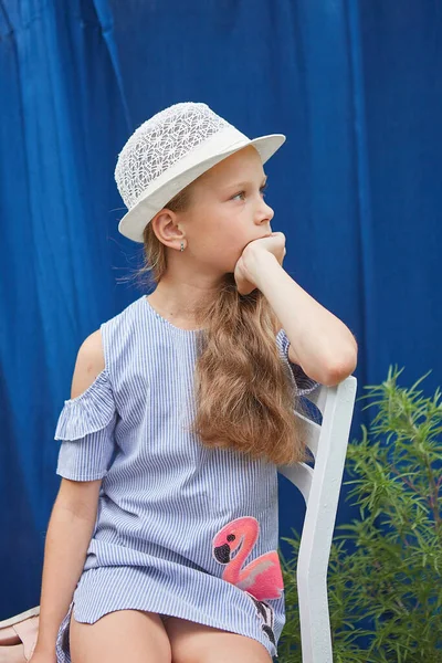 Menina Com Chapéu Fundo Azul Fora — Fotografia de Stock