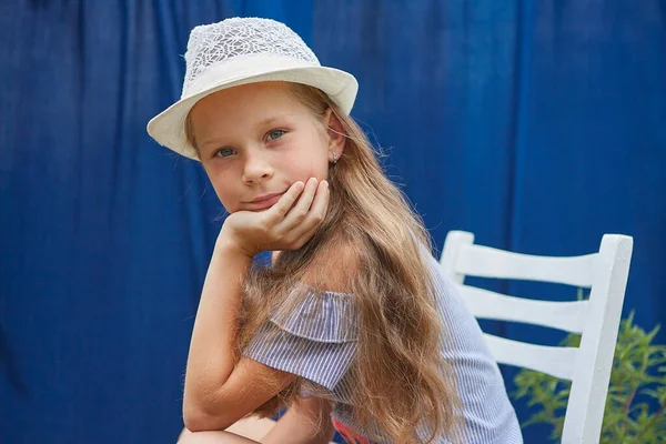 戴帽子的小女孩 蓝色背景 — 图库照片