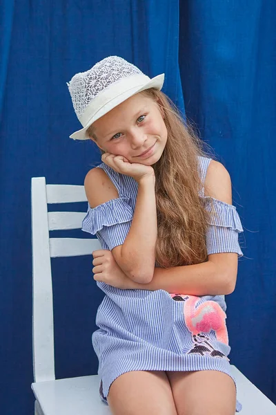 Niña Con Sombrero Sobre Fondo Azul Afuera — Foto de Stock