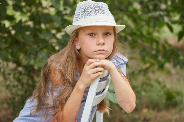 Menina Com Chapéu Jardim Verão Livre — Fotografia de Stock