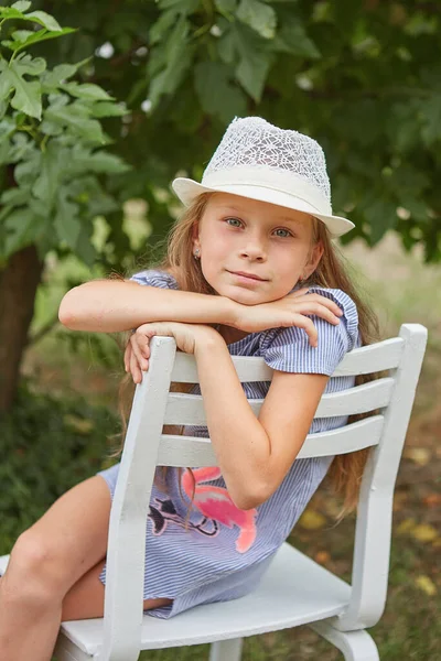 夏の庭の屋外で帽子をかぶった女の子 — ストック写真