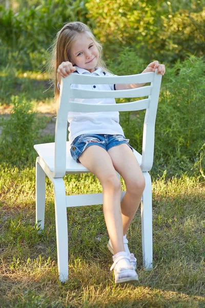 Niña Encantadora Sentada Una Silla Blanca Jardín Verano — Foto de Stock