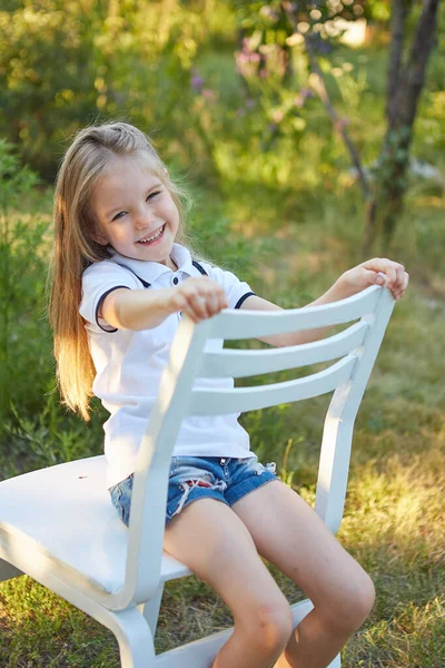 Klein Charmant Meisje Zittend Een Witte Stoel Zomertuin — Stockfoto