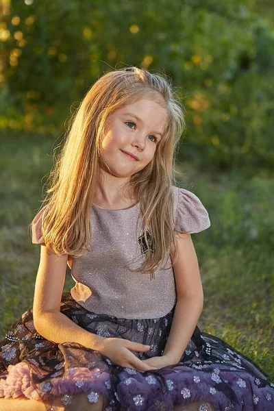 Küçük Sevimli Kız Yaz Bahçesinde Çimlerin Üzerinde Oturuyor Gün Batımında — Stok fotoğraf