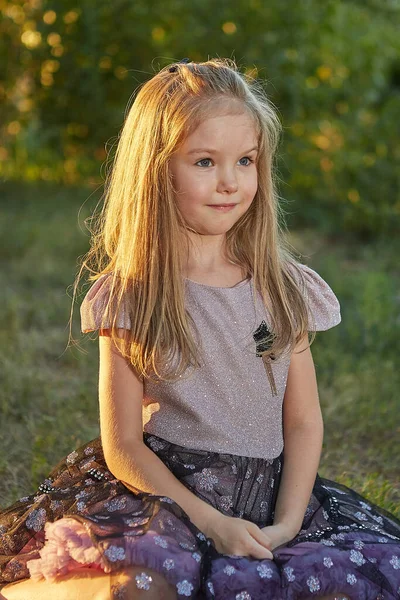 Klein Charmant Meisje Zittend Het Gras Zomertuin Zonsondergang — Stockfoto