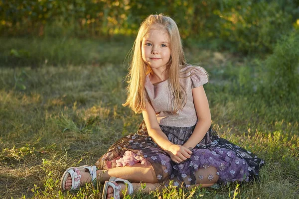 Menina Encantadora Sentada Grama Jardim Verão Pôr Sol — Fotografia de Stock