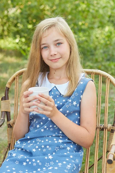 Menina Está Sentada Poltronas Tomando Chá Jardim Verão Bebida Chá — Fotografia de Stock