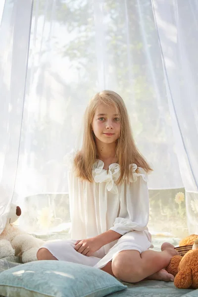 Klein Meisje Witte Chiffon Tent Met Speelgoed Jeugd Tederheid Schoonheid — Stockfoto