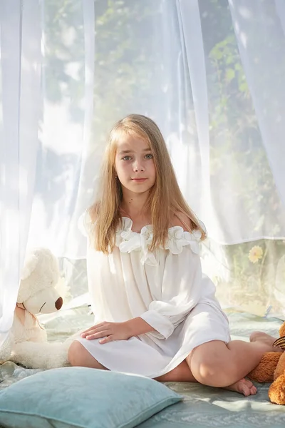 Klein Meisje Witte Chiffon Tent Met Speelgoed Jeugd Tederheid Schoonheid — Stockfoto