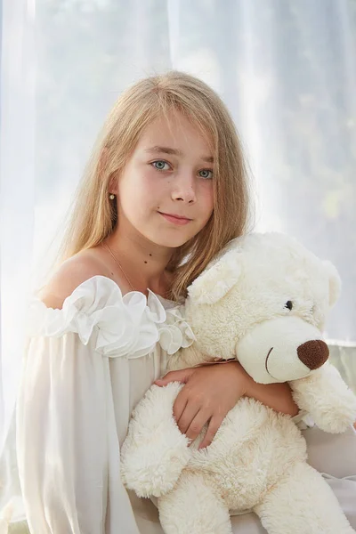 おもちゃで白いシフォンテントの女の子 子供時代優しさ美しさ — ストック写真