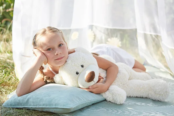 Niña Tienda Gasa Blanca Con Juguete Infancia Ternura Belleza — Foto de Stock