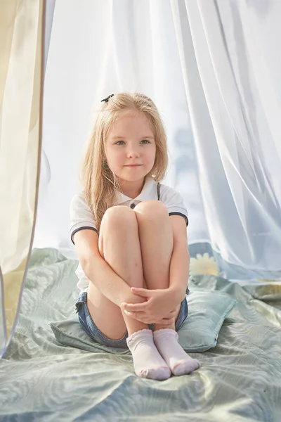 Klein Meisje Witte Chiffon Tent Jeugd Tederheid Schoonheid — Stockfoto