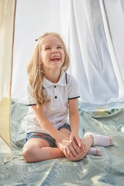 Mała Dziewczynka Białym Namiocie Szyfonowym Dzieciństwo Czułość Piękno — Zdjęcie stockowe