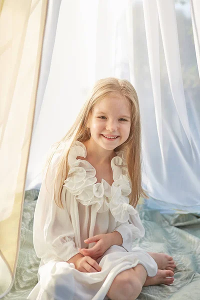 Menina Tenda Chiffon Branco Infância Ternura Beleza — Fotografia de Stock