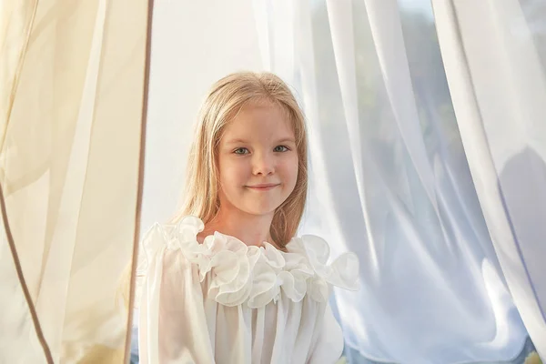 Ragazzina Tenda Chiffon Bianco Infanzia Tenerezza Bellezza — Foto Stock