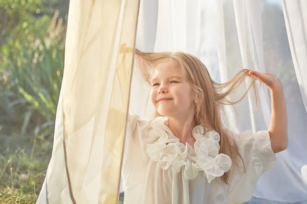 白いシフォンテントの少女 子供時代優しさ美しさ — ストック写真