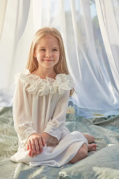 Ragazzina Tenda Chiffon Bianco Infanzia Tenerezza Bellezza — Foto Stock