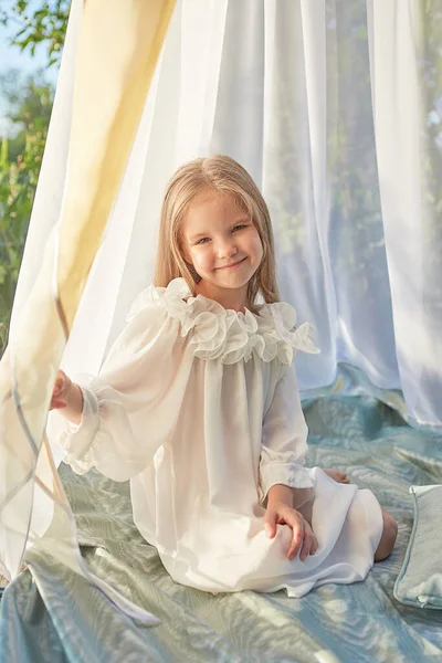 Niña Tienda Gasa Blanca Infancia Ternura Belleza — Foto de Stock