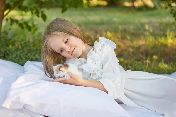 Menina Deitada Cama Jardim Verão Com Gatinho — Fotografia de Stock