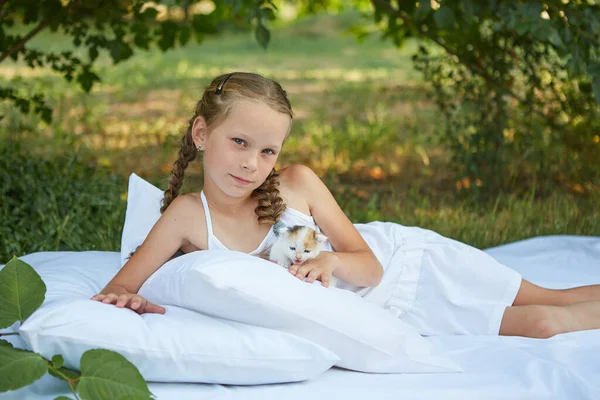 Menina Deitada Cama Jardim Verão Com Gatinho — Fotografia de Stock