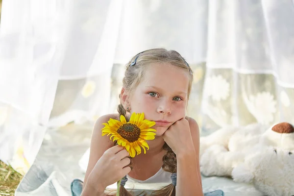 Klein Meisje Witte Chiffon Tent Met Zonnebloem Jeugd Tederheid Schoonheid — Stockfoto