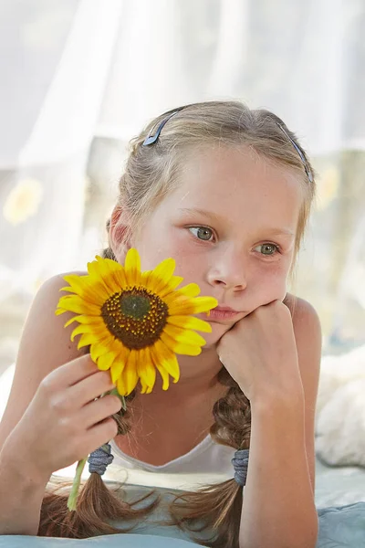 Klein Meisje Witte Chiffon Tent Met Zonnebloem Jeugd Tederheid Schoonheid — Stockfoto