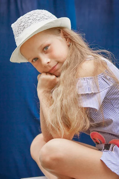 Mała Dziewczynka Kapeluszu Niebieskim Tle Zewnątrz — Zdjęcie stockowe