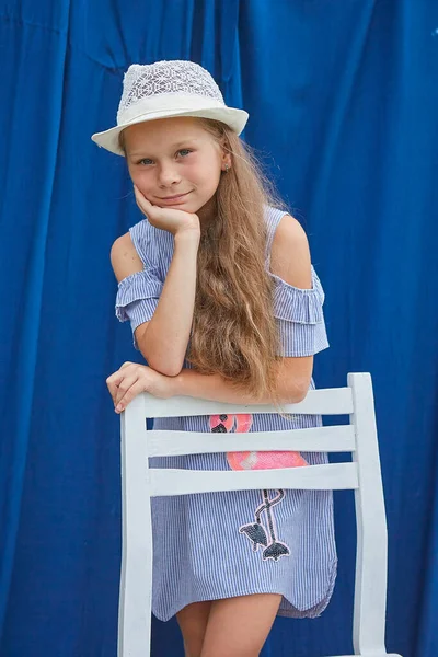 Kislány Kalapban Kék Háttérrel Kint — Stock Fotó
