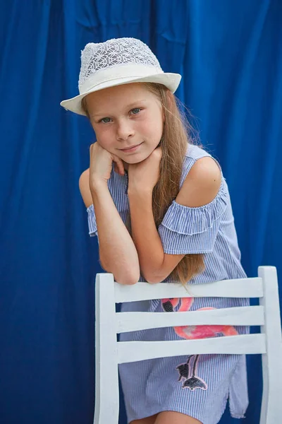 Klein Meisje Met Hoed Een Blauwe Achtergrond Buiten — Stockfoto