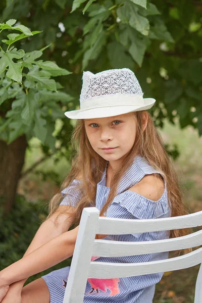 Meisje Met Hoed Zomertuin Buiten — Stockfoto