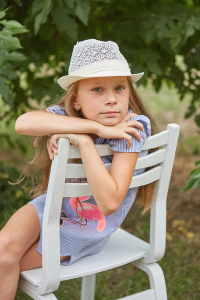 夏の庭の屋外で帽子をかぶった女の子 — ストック写真