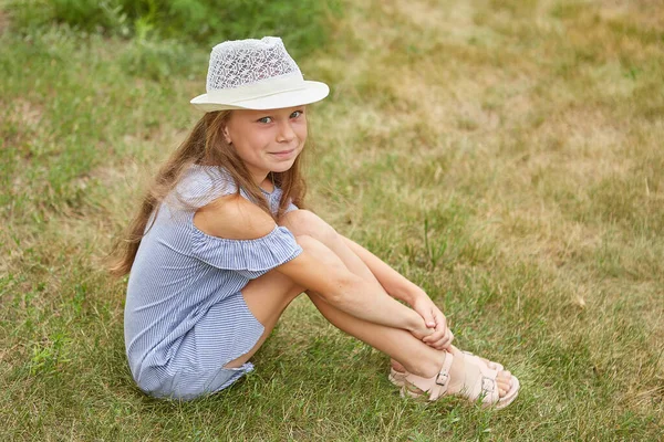 Niña Con Sombrero Jardín Verano Aire Libre — Foto de Stock