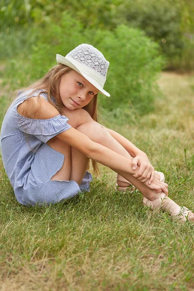 戴帽子的小女孩 在夏天的花园里 — 图库照片