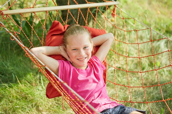 Little Girl Lies Wicker Hammock Garden Summer Sunny Day — Stock Photo, Image