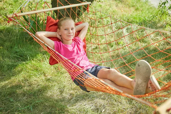 Little Girl Lies Wicker Hammock Garden Summer Sunny Day — Stock Photo, Image