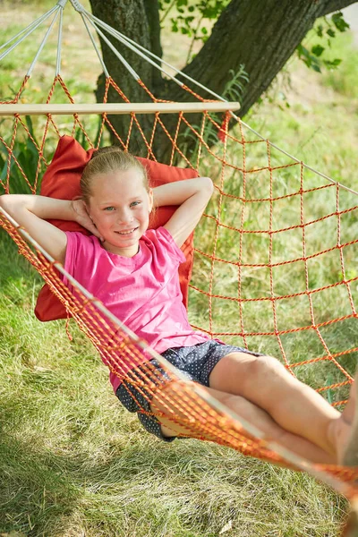 Little Girl Lies Wicker Hammock Garden Summer Sunny Day — Stock Photo, Image