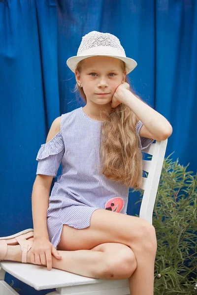 Mała Dziewczynka Kapeluszu Niebieskim Tle Zewnątrz — Zdjęcie stockowe