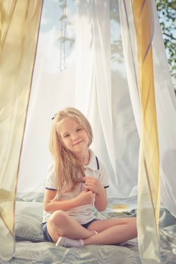 Beyaz şifon çadırlı küçük kız. Çocukluk, şefkat, güzellik.